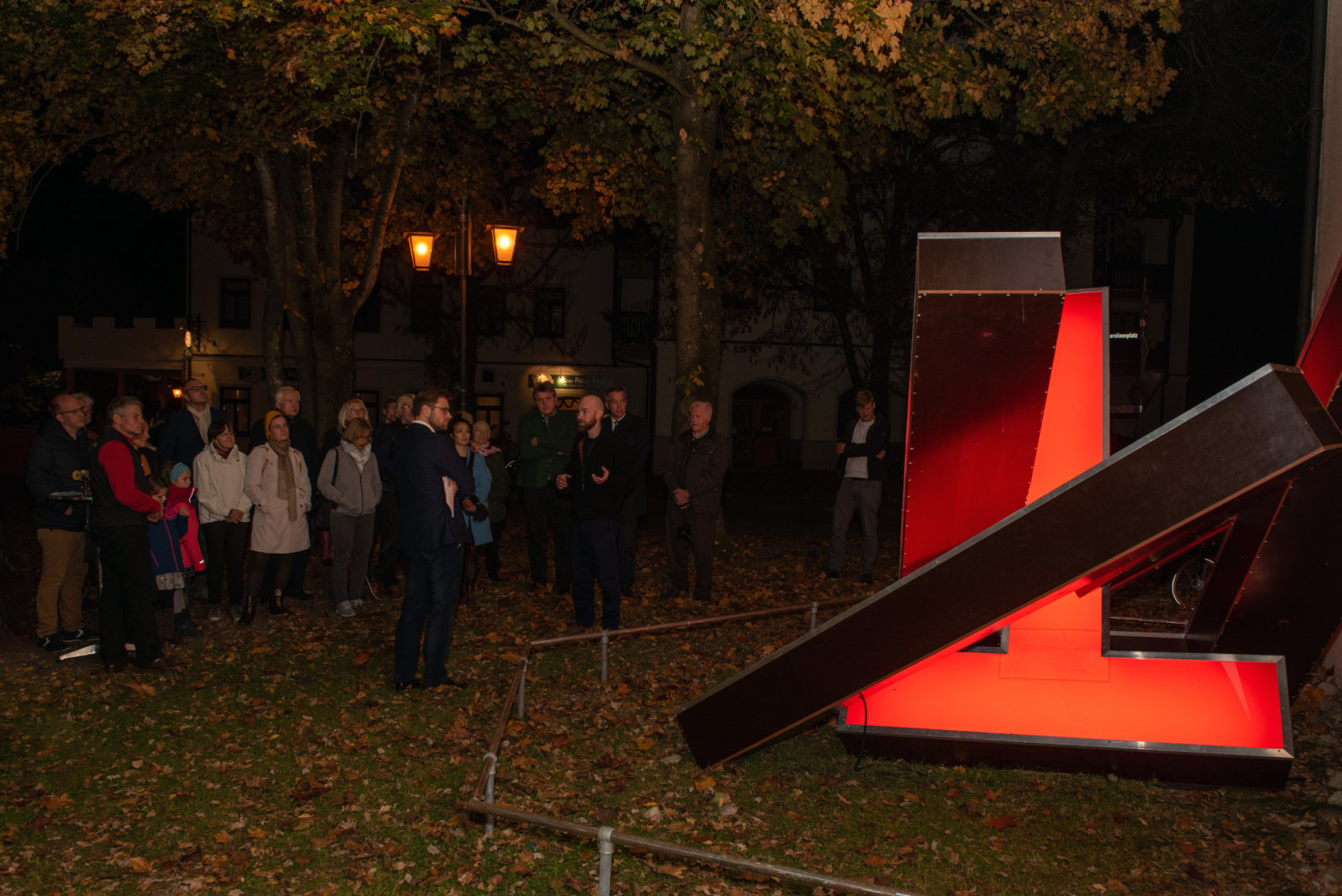 MUT Skulptur vor der Karolinenkirche