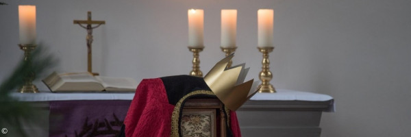 Altar mit drei Kerzen