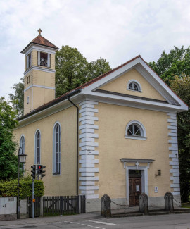 Karolinenkirche Von der Straße aus gesehen mit roter Ampel