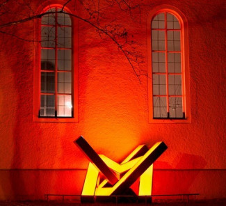 Karolinenkirche mit Leuchtskulptur MUT von Boris Maximowitz